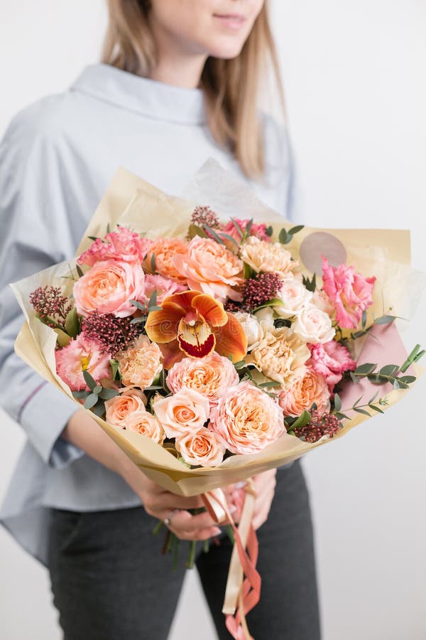 Ramalhete luxuoso bonito de flores misturadas na mão da mulher o trabalho do florista em um florista Uma família pequena fotos de stock royalty free Ramalhete luxuoso bonito de flores misturadas na mão da mulher o trabalho do florista em um florista Uma família pequena fotos de stock royalty free