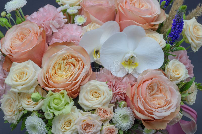 Ramalhete misturado das flores próximas acima do fundo escuro da orquídea branca imagens de stock Ramalhete misturado das flores próximas acima do fundo escuro da orquídea branca imagens de stock