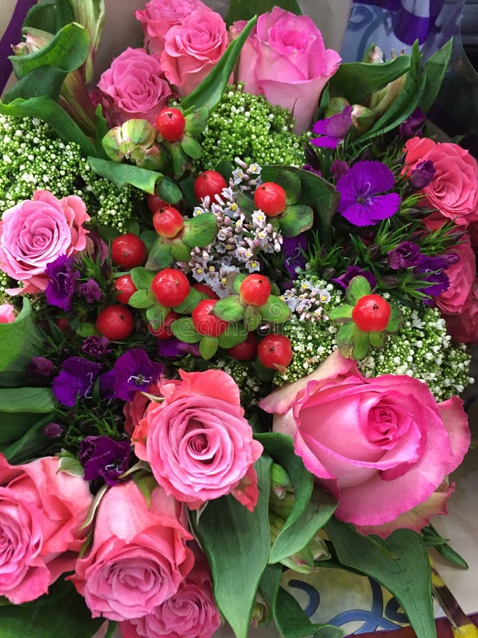 Ramalhete misturado das rosas e das outras flores imagens de stock Ramalhete misturado das rosas e das outras flores imagens de stock
