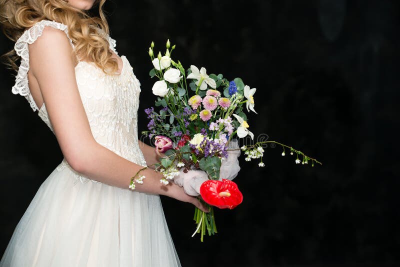 ramalhete moderno do casamento nas mãos do espaço da cópia da noiva imagens de stock ramalhete moderno do casamento nas mãos do espaço da cópia da noiva imagens de stock