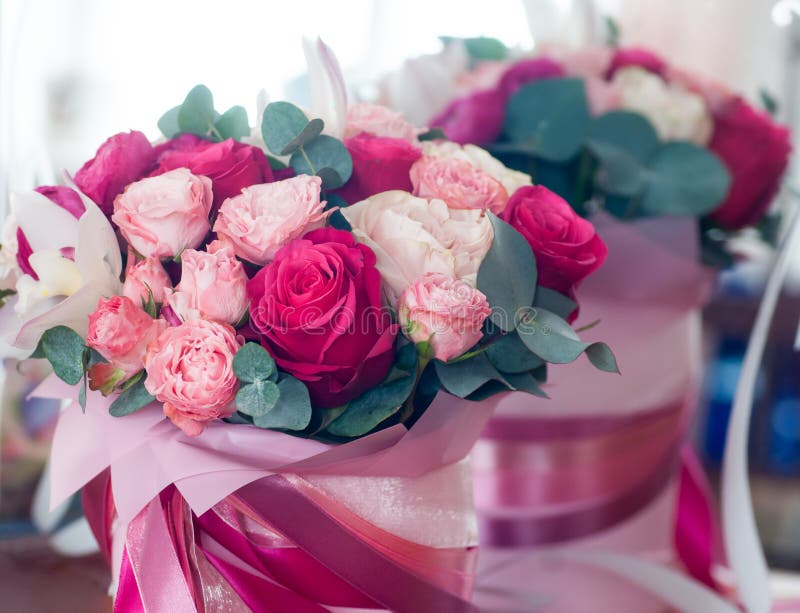 Ramalhete nupcial de rosas vermelhas, cor-de-rosa e brancas imagens de stock Ramalhete nupcial de rosas vermelhas, cor-de-rosa e brancas imagens de stock