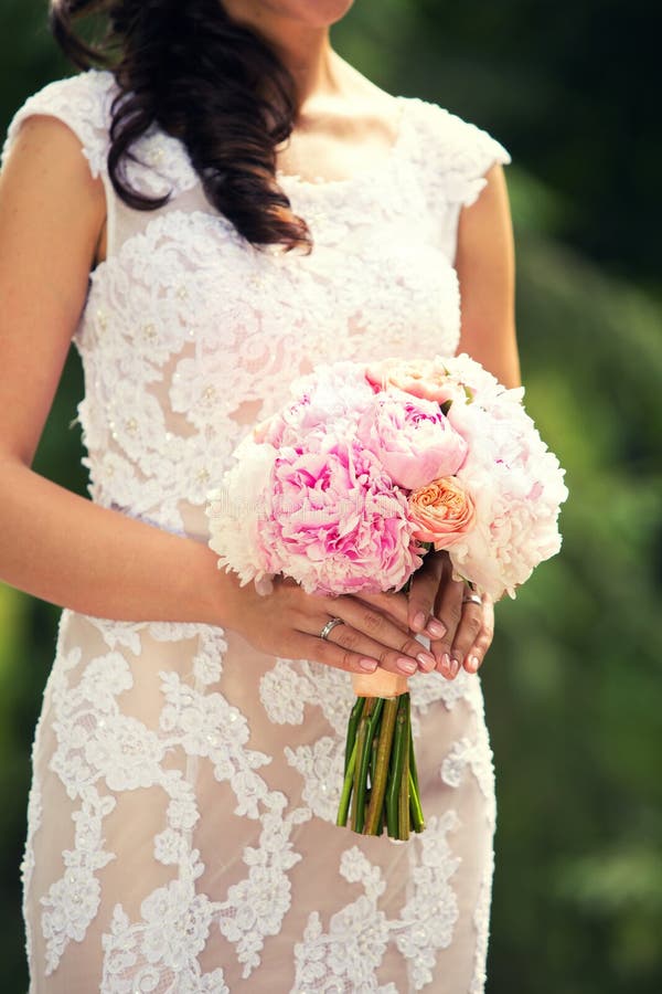 Ramalhete nupcial delicado nas mãos fotografia de stock Ramalhete nupcial delicado nas mãos fotografia de stock