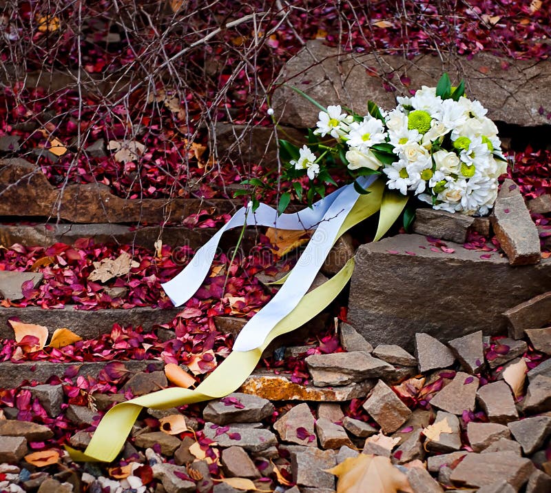 Ramalhete nupcial e pétalas caídas imagens de stock