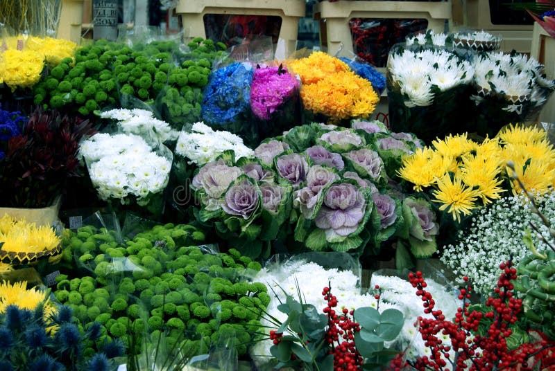 Ramalhetes coloridos do dia de Valentim de dia de mães das flores fotografia de stock Ramalhetes coloridos do dia de Valentim de dia de mães das flores fotografia de stock