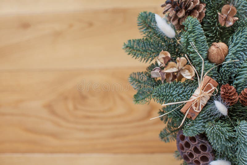 Ramas de árbol de aves con decoraciones navideñas sobre fondo de madera, espacio para texto, capa plana. Estaci?n del invierno. imágenes de archivo libres de regalías Ramas de árbol de aves con decoraciones navideñas sobre fondo de madera, espacio para texto, capa plana. Estaci?n del invierno. imágenes de archivo libres de regalías