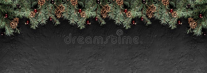 Ramas del abeto de la Navidad con los conos del pino en fondo negro oscuro Tarjeta de Navidad y de la Feliz Año Nuevo, bokeh, enc