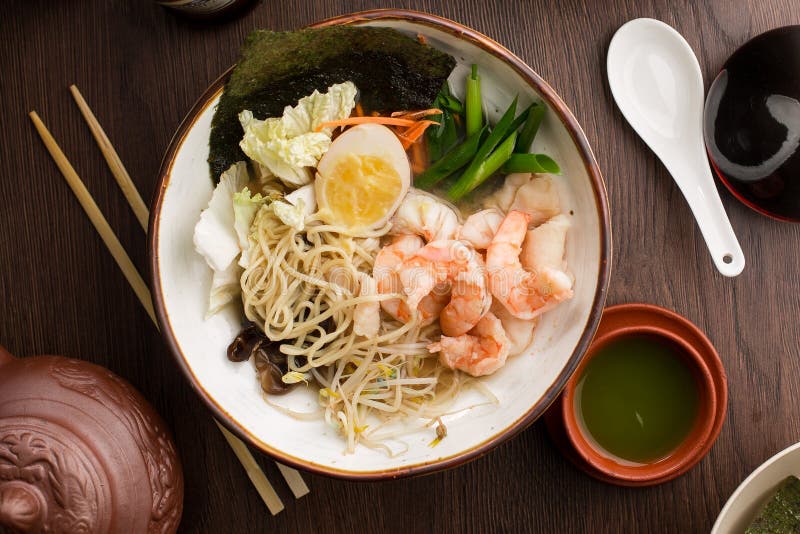 Ramen asiáticos con los camarones y los tallarines en un restaurante fotos de archivo Ramen asiáticos con los camarones y los tallarines en un restaurante fotos de archivo