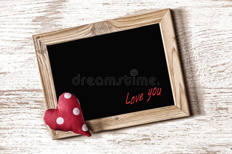 Ramen av dagen för St-valentin` s och hemlagad hjärta på en vit wood textur stiger ombord fotografering för bildbyråer Ramen av dagen för St-valentin` s och hemlagad hjärta på en vit wood textur stiger ombord fotografering för bildbyråer
