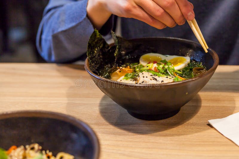 Soupe De Ramen Japonais Avec Poulet, Oeuf, Ciboulette Et Pousse Sur Un Fond  En Bois Foncé. Banque D'Images et Photos Libres De Droits. Image 53701550