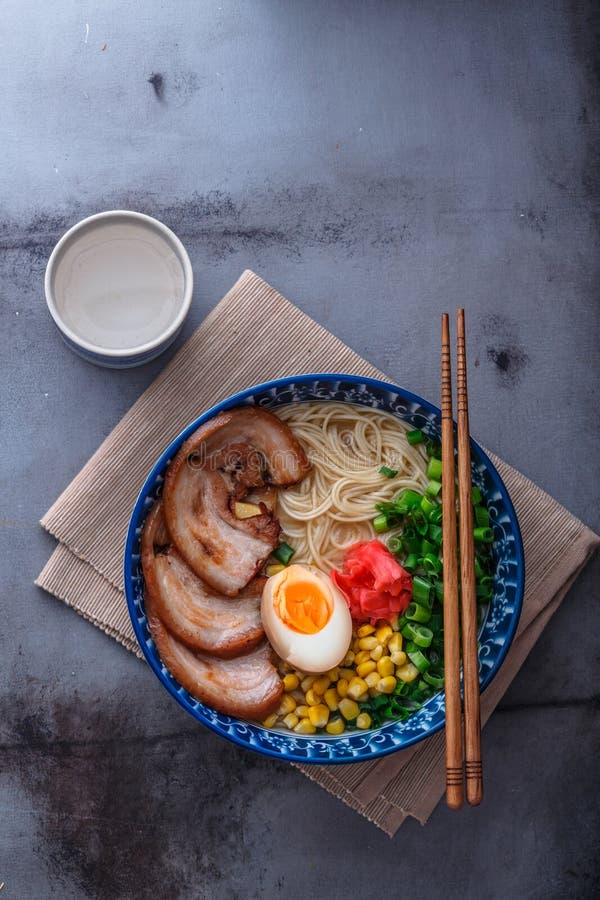 Ramen japoneses do tonkotsu, macarronetes do caldo do osso da carne de porco, espaço da cópia foto de stock Ramen japoneses do tonkotsu, macarronetes do caldo do osso da carne de porco, espaço da cópia foto de stock