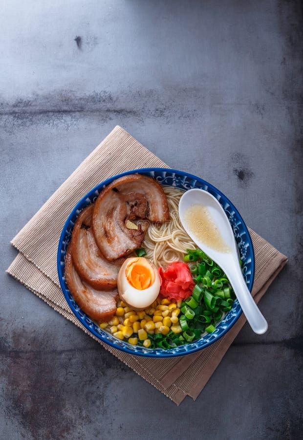 Ramen japoneses do tonkotsu, macarronetes do caldo do osso da carne de porco, espaço da cópia foto de stock Ramen japoneses do tonkotsu, macarronetes do caldo do osso da carne de porco, espaço da cópia foto de stock