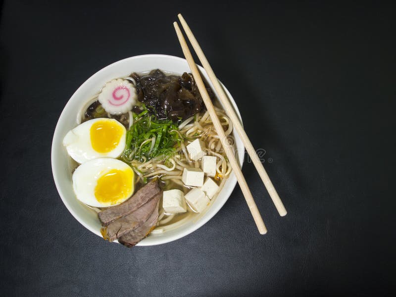 Tigela de ramen de comida asiática fofa com macarrão de ovo naruto