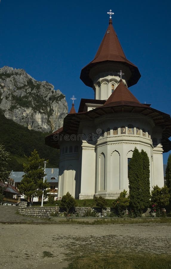Monasterio en montanas, rumania.