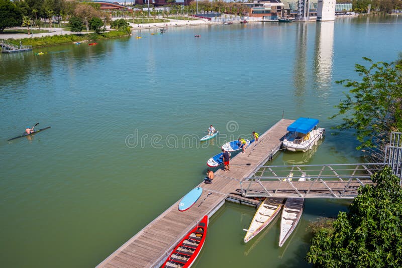 Rameurs de SÉVILLE, ESPAGNE le 8 mai 2019 province le long du Guadalquivir de rivière, Séville, Séville, Andalousie, Espagne, l'E photos libres de droits Rameurs de SÉVILLE, ESPAGNE le 8 mai 2019 province le long du Guadalquivir de rivière, Séville, Séville, Andalousie, Espagne, l'E photos libres de droits