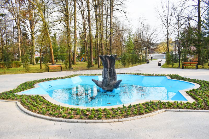 Ramnicu Valcea, Roumanie 02 04 2019 - Le beau parc de Zavoi dans un jour ensoleill? de ressort image stock Ramnicu Valcea, Roumanie 02 04 2019 - Le beau parc de Zavoi dans un jour ensoleill? de ressort image stock