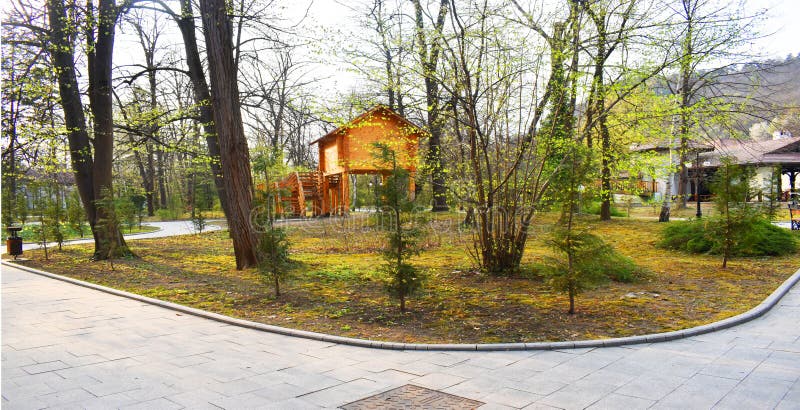 Ramnicu Valcea, Roumanie 02 04 2019 - Le beau parc de Zavoi dans un jour ensoleill? de ressort photos stock Ramnicu Valcea, Roumanie 02 04 2019 - Le beau parc de Zavoi dans un jour ensoleill? de ressort photos stock