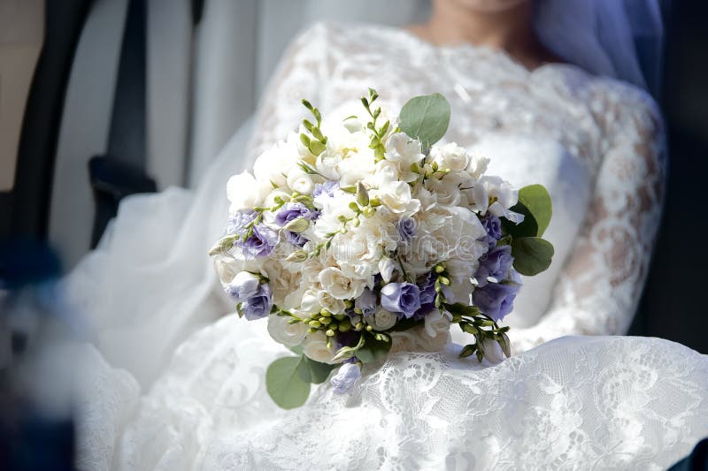 Ramo De Flores Del Astromelia Blanco Y De La Lila Imagen de archivo -  Imagen de elegancia, flor: 95661903