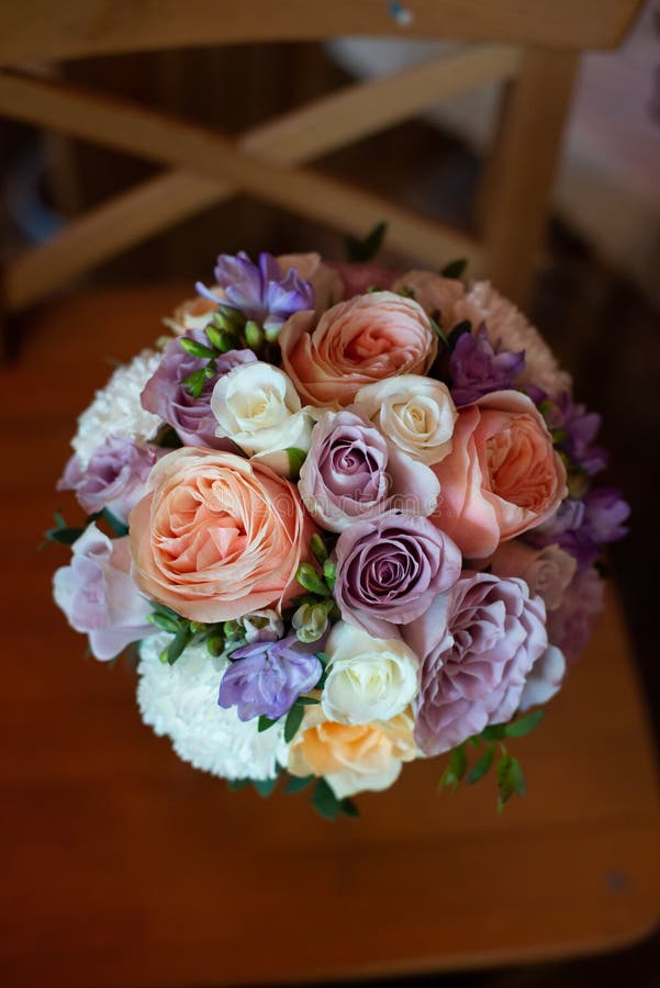 Ramo de flores en una pierna dentro del restaurante para una tienda de la celebración floristry o que se casa el salón foto de archivo Ramo de flores en una pierna dentro del restaurante para una tienda de la celebración floristry o que se casa el salón foto de archivo