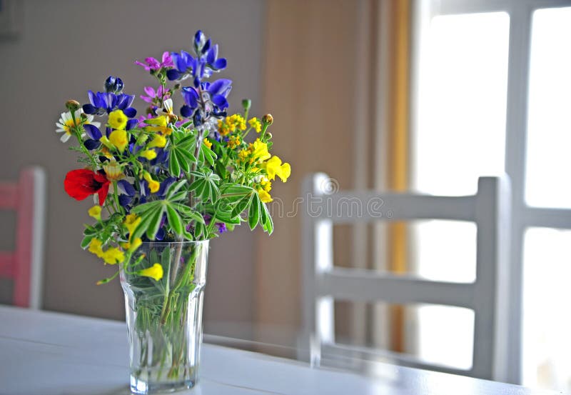 Ramo De Flores De La Primavera En La Tabla Imagen de archivo Imagen