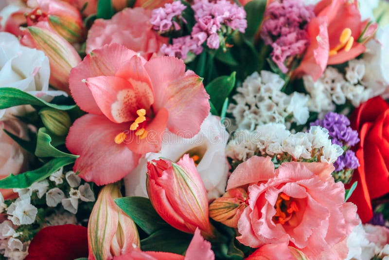 Ramo de flores rosas ustoma y alstroemeria. Composición de flores hechas de rosas de eustoma y alstroemeria