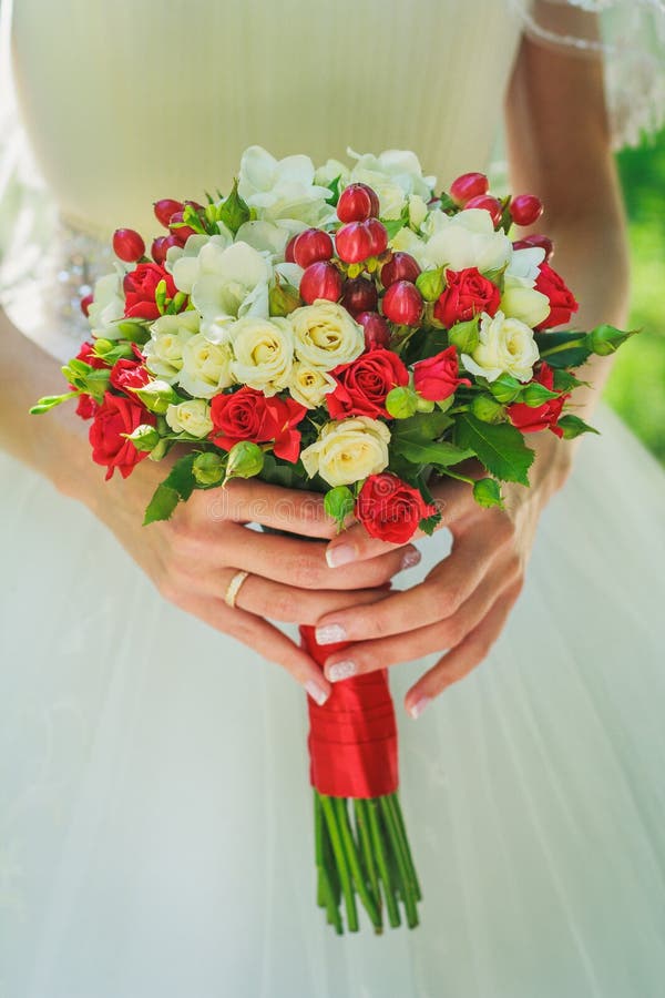 Ramo De La Boda Con Las Pequeñas Rosas Rojas Imagen de archivo - Imagen de  elegancia, rojo: 58056681