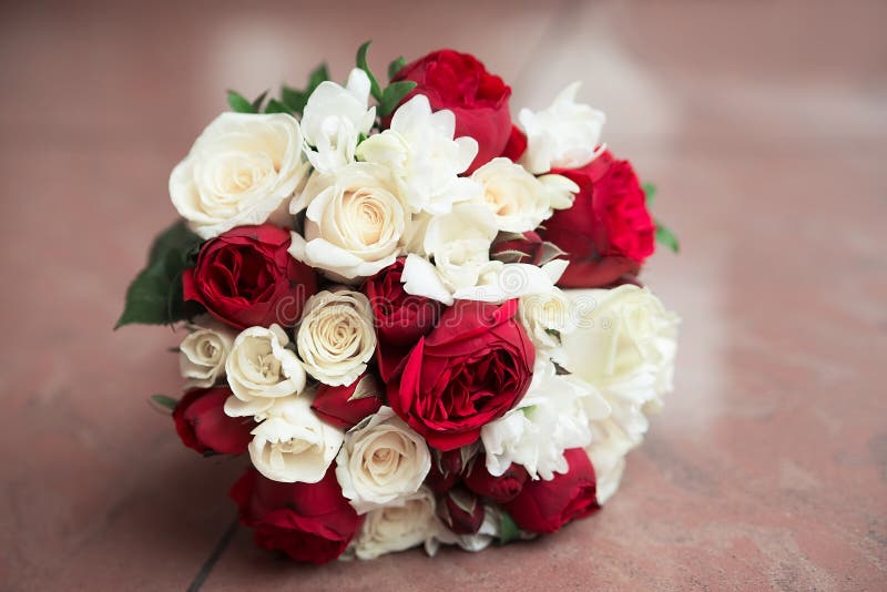 Ramo De La Boda Con Las Rosas Rojas Y Blancas Imagen de archivo - Imagen de  boda, blanco: 58139923