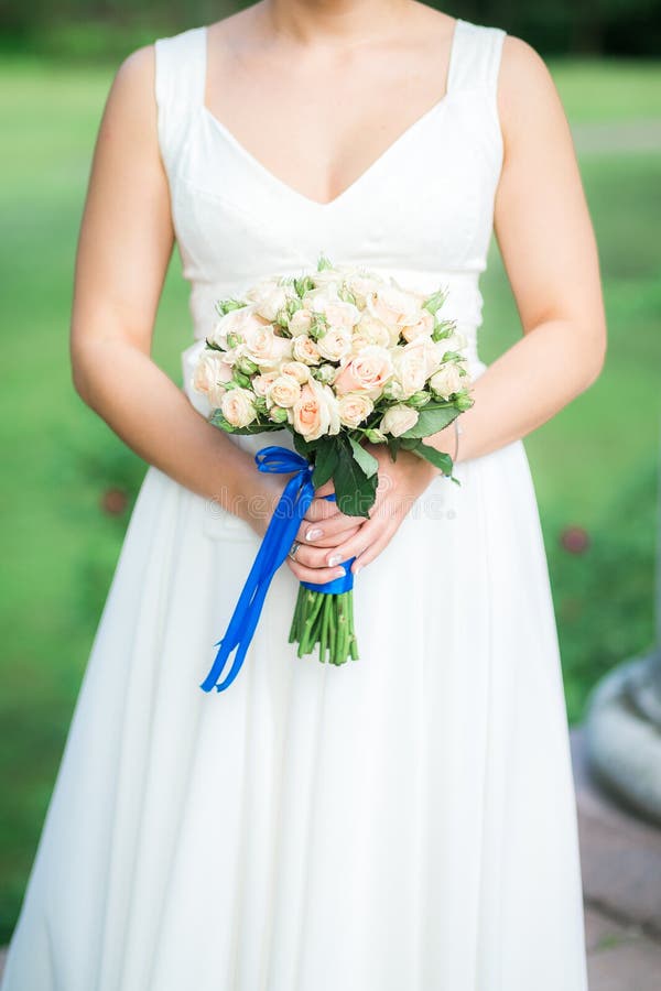 Ramo de la boda en manos del ` s de la novia imágenes de archivo libres de regalías Ramo de la boda en manos del ` s de la novia imágenes de archivo libres de regalías