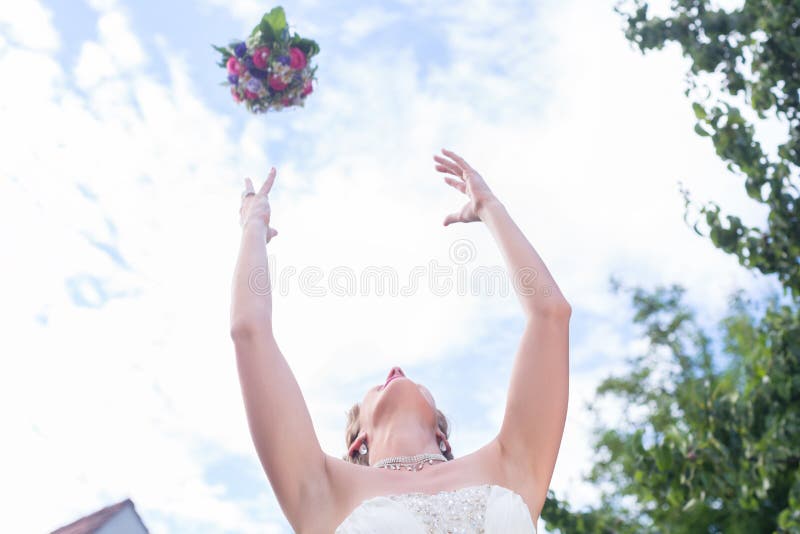 Ramo de la flor de la novia que lanza en la boda fotografía de archivo libre de regalías Ramo de la flor de la novia que lanza en la boda fotografía de archivo libre de regalías