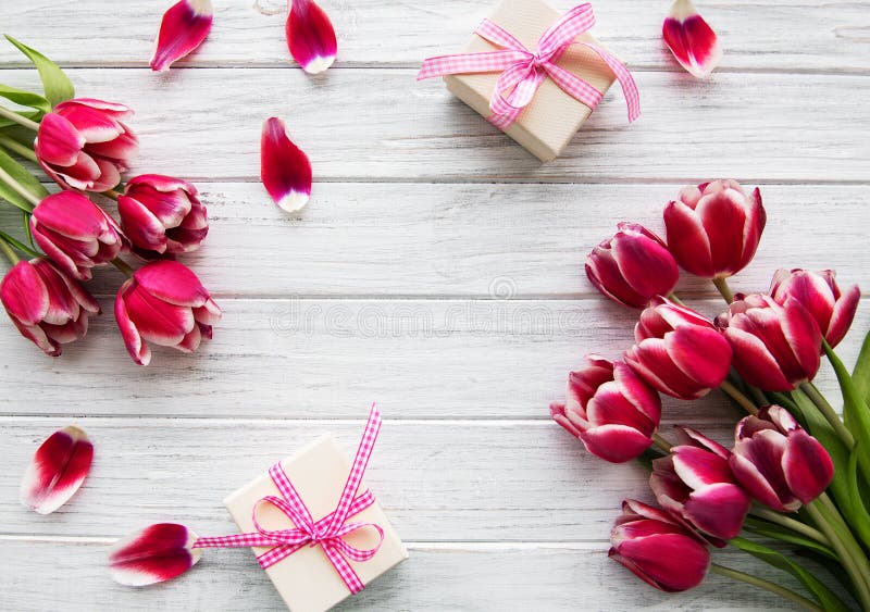 Ramo de las cajas y de los tulipanes de regalo fotografía de archivo Ramo de las cajas y de los tulipanes de regalo fotografía de archivo