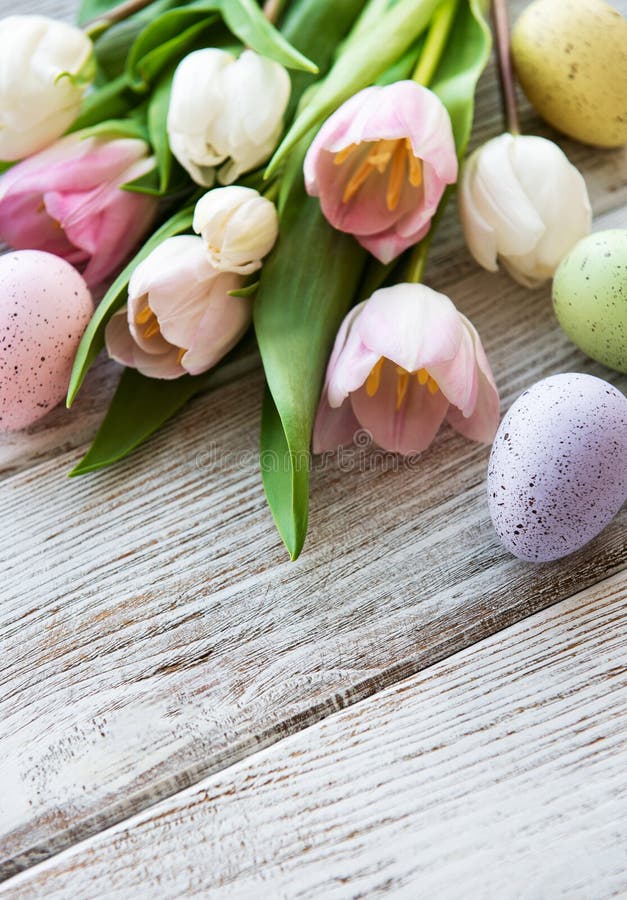 Ramo de los huevos y de los tulipanes de Pascua imágenes de archivo libres de regalías Ramo de los huevos y de los tulipanes de Pascua imágenes de archivo libres de regalías
