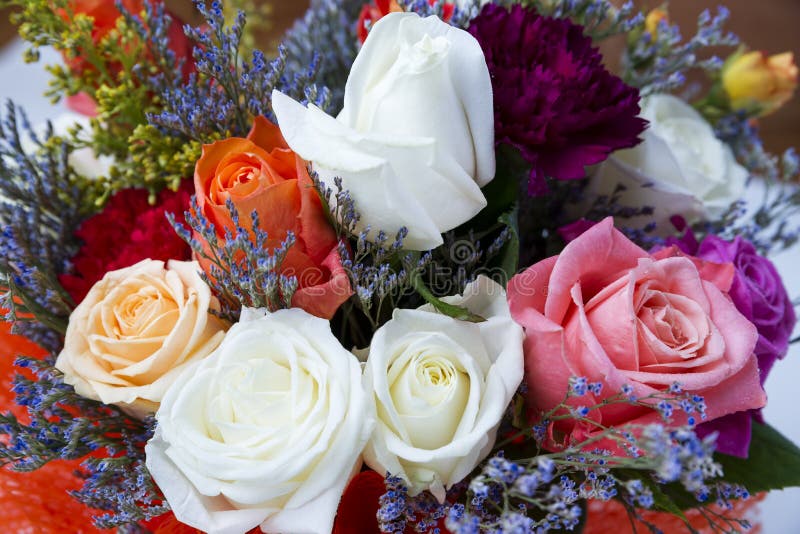 Ramo De Rosas Blancas, Rojas Y Amarillas Foto de archivo - Imagen de  floral, flores: 59434382