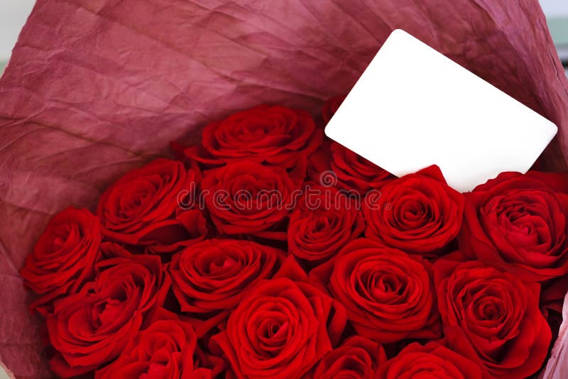 Ramo De Rosas Rojas Con Signo De Mensaje En Blanco Para Su Texto O Mensaje  Imagen de archivo - Imagen de flor, pétalo: 210856891