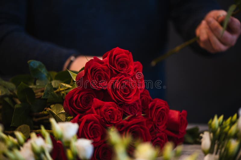 Ramo De Rosas Rojas Para El Día De San Valentín Foto de archivo - Imagen de  rojo, hoja: 208224952