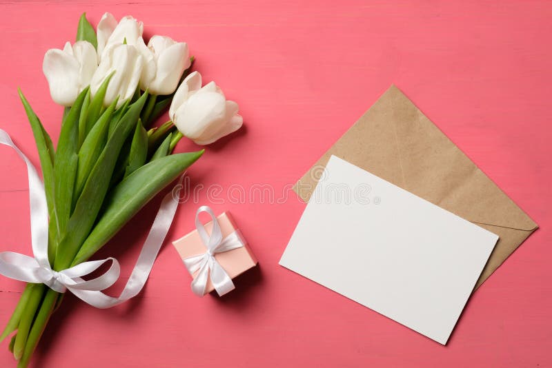 Ramo de tulipanes y de tarjeta en blanco fotos de archivo libres de regalías Ramo de tulipanes y de tarjeta en blanco fotos de archivo libres de regalías