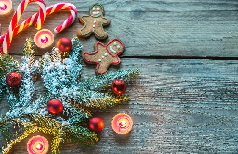 Albero Di Natale Addobbato Con Biscotti.Ramo Decorato Dell Albero Di Natale Con I Biscotti E Le Caramelle Fotografia Stock Immagine Di Cedro Natale 63077732