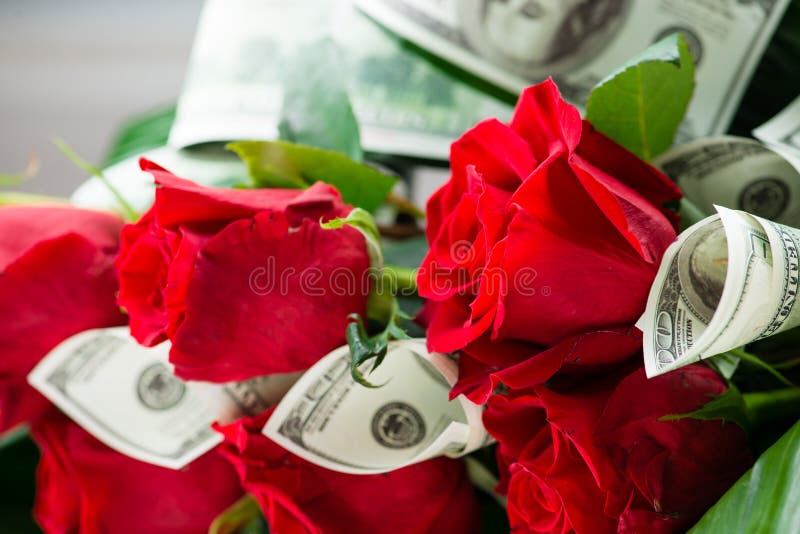 Regalo Del Dinero Y Del Concepto Rojo De Las Rosas Fotos de stock - Fotos  libres de regalías de Dreamstime