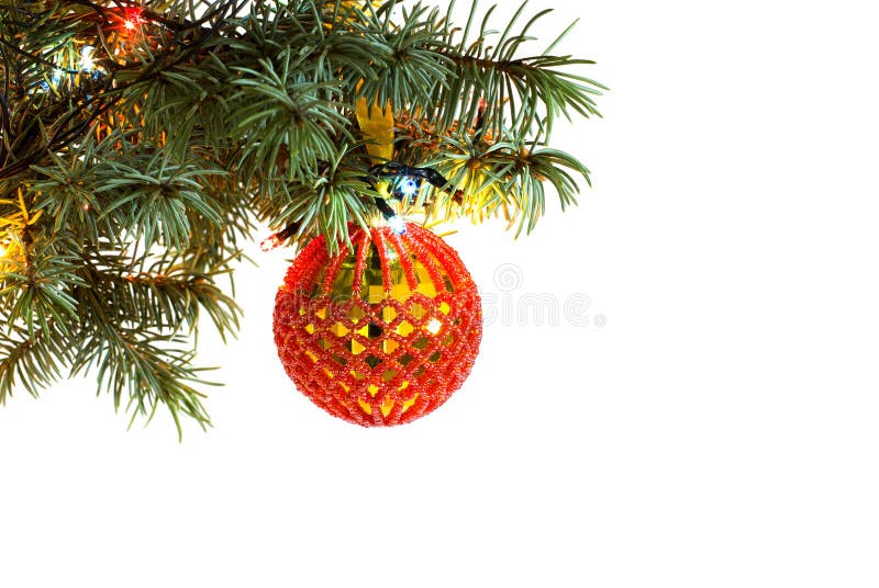 Ramo dell'abete dell'albero di Natale con l'attaccatura del modello fatto a mano della palla del giocattolo del nuovo anno del me fotografia stock libera da diritti Ramo dell'abete dell'albero di Natale con l'attaccatura del modello fatto a mano della palla del giocattolo del nuovo anno del me fotografia stock libera da diritti