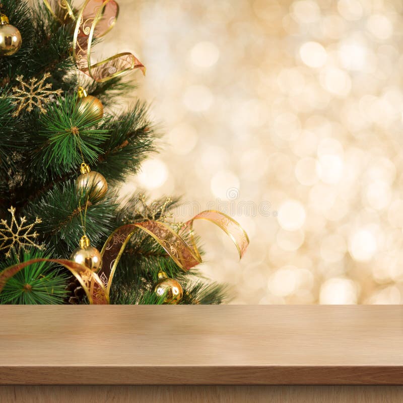 Ramo dell'albero di Natale dietro la tavola o lo scaffale di legno vuota immagine stock libera da diritti Ramo dell'albero di Natale dietro la tavola o lo scaffale di legno vuota immagine stock libera da diritti