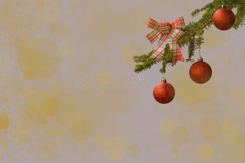 Ramo di albero dell'abete con la palla rossa di scintillio e nastro controllato su fondo leggero Effetti di Bokeh Cartolina di sa immagine stock libera da diritti Ramo di albero dell'abete con la palla rossa di scintillio e nastro controllato su fondo leggero Effetti di Bokeh Cartolina di sa immagine stock libera da diritti