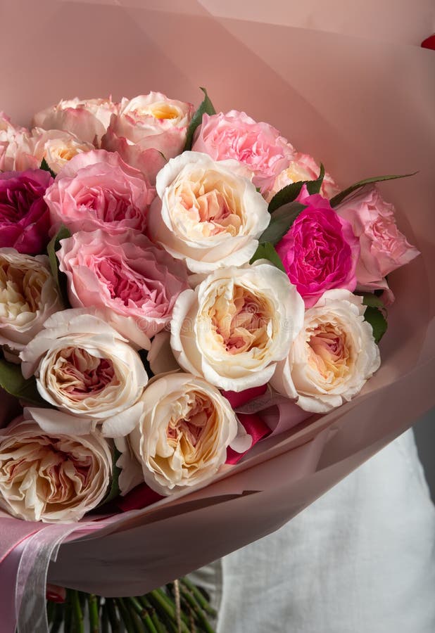 Ramo hermoso de diversas rosas en un fondo gris de la pared fotografía de archivo libre de regalías Ramo hermoso de diversas rosas en un fondo gris de la pared fotografía de archivo libre de regalías