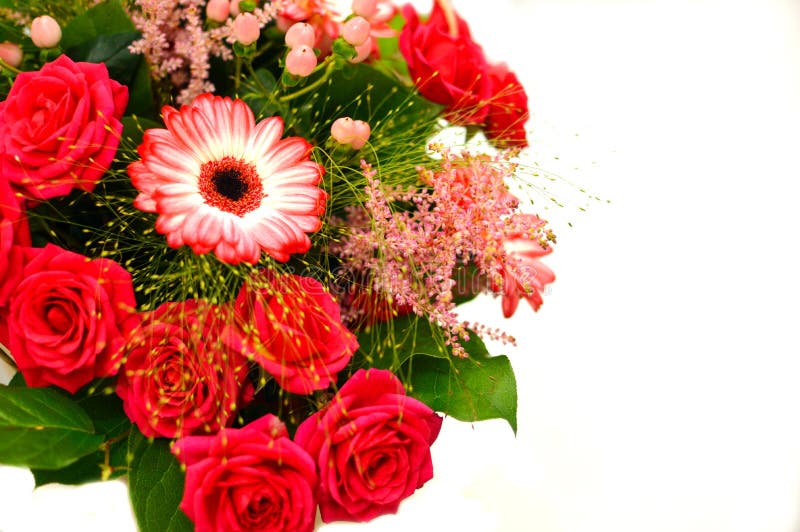 Ramo hermoso de flores coloridas en un cierre blanco del fondo imágenes de archivo libres de regalías Ramo hermoso de flores coloridas en un cierre blanco del fondo imágenes de archivo libres de regalías