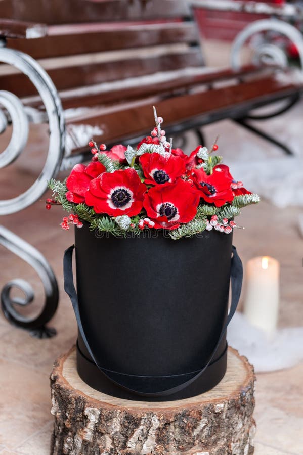 Ramo hermoso de flores en una caja redonda del sombrero en una tabla imagen de archivo Ramo hermoso de flores en una caja redonda del sombrero en una tabla imagen de archivo