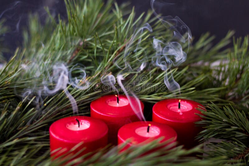 Ramo verde Spruce e velas extintos vermelhas do advento de que o fumo vem foto de stock Ramo verde Spruce e velas extintos vermelhas do advento de que o fumo vem foto de stock