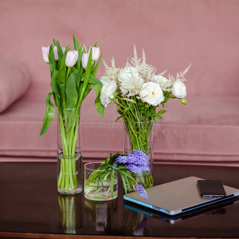 Ramos De Flores En Floreros Simples Elegantes En Una Tabla Cerca Del Teléfono Móvil Y Del Ordenador Portátil Imagen de archivo - Imagen de resorte, vida: 131181157 Ramos De Flores En Floreros Simples Elegantes En Una Tabla Cerca Del Teléfono Móvil Y Del Ordenador Portátil Imagen de archivo - Imagen de resorte, vida: 131181157
