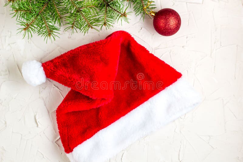 Ramos de árvore do chapéu e do abeto de Santa Composição do Natal Vista superior, configuração lisa imagem de stock Ramos de árvore do chapéu e do abeto de Santa Composição do Natal Vista superior, configuração lisa imagem de stock