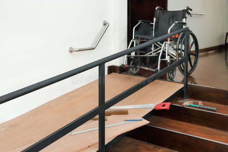 Rampa da cadeira de rodas da melhoria, da instalação da casa para o envelhecimento e pessoas idosas