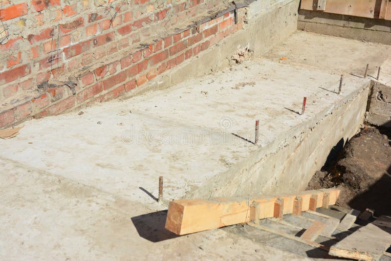 Rampa di costruzione per l'entrata ed i punti della sedia a rotelle Modo della rampa del mattone per i disabili della sedia a rot fotografia stock Rampa di costruzione per l'entrata ed i punti della sedia a rotelle Modo della rampa del mattone per i disabili della sedia a rot fotografia stock
