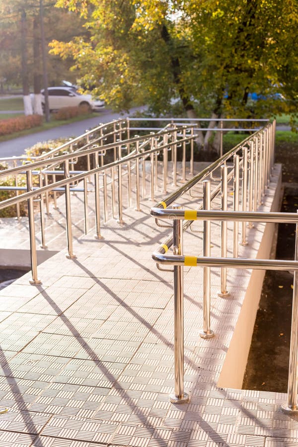 Rampenweise für Stützrollstuhl Concret-Rampenweise mit Edelstahlhandlauf für Stützrollstuhlbehinderter stockbild Rampenweise für Stützrollstuhl Concret-Rampenweise mit Edelstahlhandlauf für Stützrollstuhlbehinderter stockbild