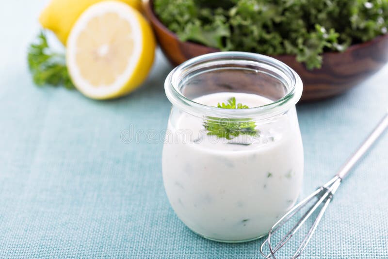 Ranch fait maison s'habillant dans un pot photos stock Ranch fait maison s'habillant dans un pot photos stock