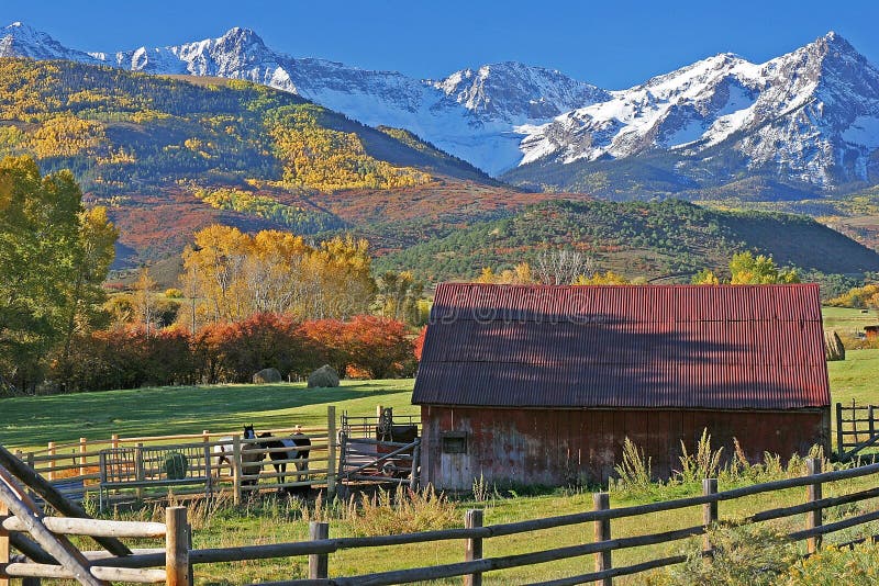 Ranch på foten av Sanen Juan Mountains i Colorado fotografering för bildbyråer Ranch på foten av Sanen Juan Mountains i Colorado fotografering för bildbyråer